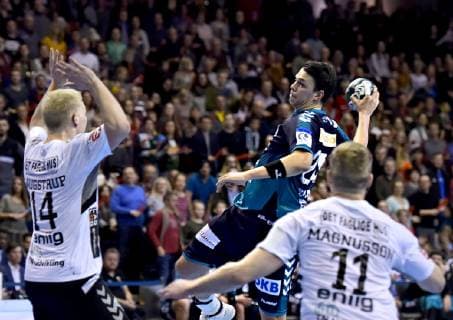 25.11.2018, xlakx,EHF-Pokal,3.Runde, Fuechse Berlin - Aalborg Handbold, emspor, v.l. Magnus Saugstrup (Aalborg Handbold 14),zum Sprungwurf Frederik Simak (Fuechse Berlin 24)Omar Ingi Magnusson (Aalborg Handbold 11) Berlin