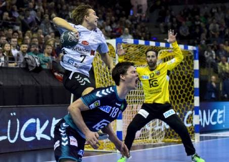 25.11.2018, xlakx,EHF-Pokal,3.Runde, Fuechse Berlin - Aalborg Handbold, emspor, v.l. Hans Lindberg (Fuechse Berlin 18),Jensen Frederik(Aalborg),Silvio Heinevetter (Fuechse Berlin 12) Berlin