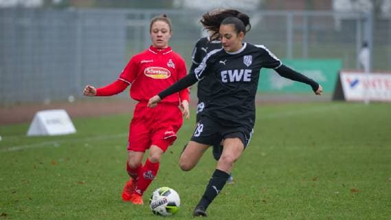 v.li.: Alicia Gudorf (1. FC Köln, 12) und Athanasia Maraitou (BV Cloppenburg, 19) im Zweikampf, Duell, Aktion, Action, Spielszene, DIE DFB-RICHTLINIEN UNTERSAGEN JEGLICHE NUTZUNG VON FOTOS ALS SEQUENZBILDER UND ODER VIDEOA?HNLICHE FOTOSTRECKEN. DFB REGULATIONS PROHIBIT ANY USE OF PHOTOGRAPHS AS IMAGE SEQUENCES AND OR QUASI-VIDEO., Fussball, 2. Frauen-Bundesliga, BV Cloppenburg - 1. FC Köln,