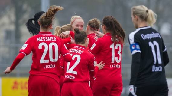 v.li.: Die Spielerinnen des 1. FC Köln mit Torjubel, Jubel, Freude über das Tor zum 0:1, DIE DFB-RICHTLINIEN UNTERSAGEN JEGLICHE NUTZUNG VON FOTOS ALS SEQUENZBILDER UND ODER VIDEOA?HNLICHE FOTOSTRECKEN. DFB REGULATIONS PROHIBIT ANY USE OF PHOTOGRAPHS AS IMAGE SEQUENCES AND OR QUASI-VIDEO., Fussball, 2. Frauen-Bundesliga, BV Cloppenburg - 1. FC Köln,