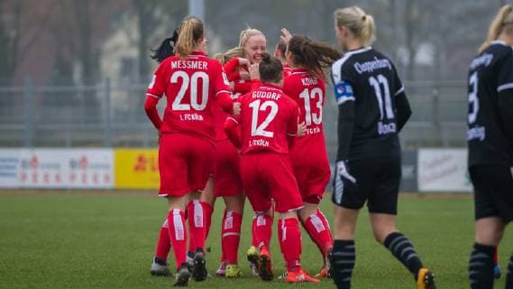 v.li.: Die Spielerinnen des 1. FC Köln mit Torjubel, Jubel, Freude über das Tor zum 0:1, DIE DFB-RICHTLINIEN UNTERSAGEN JEGLICHE NUTZUNG VON FOTOS ALS SEQUENZBILDER UND ODER VIDEOA?HNLICHE FOTOSTRECKEN. DFB REGULATIONS PROHIBIT ANY USE OF PHOTOGRAPHS AS IMAGE SEQUENCES AND OR QUASI-VIDEO., Fussball, 2. Frauen-Bundesliga, BV Cloppenburg - 1. FC Köln,
