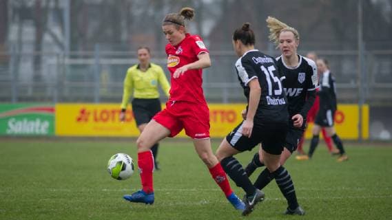 v.li.: Carolin Schraa (1. FC Köln, 7) und Charoula Dimitriou (BV Cloppenburg, 15) im Zweikampf, Duell, Aktion, Action, Spielszene, DIE DFB-RICHTLINIEN UNTERSAGEN JEGLICHE NUTZUNG VON FOTOS ALS SEQUENZBILDER UND ODER VIDEOA?HNLICHE FOTOSTRECKEN. DFB REGULATIONS PROHIBIT ANY USE OF PHOTOGRAPHS AS IMAGE SEQUENCES AND OR QUASI-VIDEO., Fussball, 2. Frauen-Bundesliga, BV Cloppenburg - 1. FC Köln,
