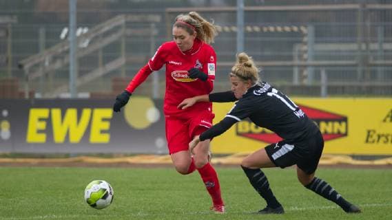 v.li.: Theresa Gosch (1. FC Köln, 24) und Michelle Meyer (BV Cloppenburg, 17) im Zweikampf, Duell, Aktion, Action, Spielszene, DIE DFB-RICHTLINIEN UNTERSAGEN JEGLICHE NUTZUNG VON FOTOS ALS SEQUENZBILDER UND ODER VIDEOA?HNLICHE FOTOSTRECKEN. DFB REGULATIONS PROHIBIT ANY USE OF PHOTOGRAPHS AS IMAGE SEQUENCES AND OR QUASI-VIDEO., Fussball, 2. Frauen-Bundesliga, BV Cloppenburg - 1. FC Köln,