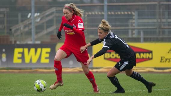 v.li.: Theresa Gosch (1. FC Köln, 24) und Michelle Meyer (BV Cloppenburg, 17) im Zweikampf, Duell, Aktion, Action, Spielszene, DIE DFB-RICHTLINIEN UNTERSAGEN JEGLICHE NUTZUNG VON FOTOS ALS SEQUENZBILDER UND ODER VIDEOA?HNLICHE FOTOSTRECKEN. DFB REGULATIONS PROHIBIT ANY USE OF PHOTOGRAPHS AS IMAGE SEQUENCES AND OR QUASI-VIDEO., Fussball, 2. Frauen-Bundesliga, BV Cloppenburg - 1. FC Köln,