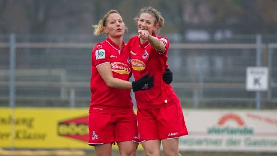 v.li.: Julia Pfannschmidt (1. FC Köln, 16) und Torschützin Carolin Schraa (1. FC Köln, 7) mit Torjubel, Jubel, Freude über das Tor zum 0:2, DIE DFB-RICHTLINIEN UNTERSAGEN JEGLICHE NUTZUNG VON FOTOS ALS SEQUENZBILDER UND ODER VIDEOA?HNLICHE FOTOSTRECKEN. DFB REGULATIONS PROHIBIT ANY USE OF PHOTOGRAPHS AS IMAGE SEQUENCES AND OR QUASI-VIDEO., Fussball, 2. Frauen-Bundesliga, BV Cloppenburg - 1. FC Köln,