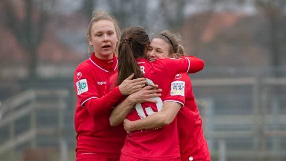 v.li.: Kristina Hild (1. FC Köln, 27), Karoline Kohr (1. FC Köln, 13) und Torschützin Carolin Schraa (1. FC Köln, 7) mit Torjubel, Jubel, Freude über das Tor zum 0:2, DIE DFB-RICHTLINIEN UNTERSAGEN JEGLICHE NUTZUNG VON FOTOS ALS SEQUENZBILDER UND ODER VIDEOA?HNLICHE FOTOSTRECKEN. DFB REGULATIONS PROHIBIT ANY USE OF PHOTOGRAPHS AS IMAGE SEQUENCES AND OR QUASI-VIDEO., Fussball, 2. Frauen-Bundesliga, BV Cloppenburg - 1. FC Köln,