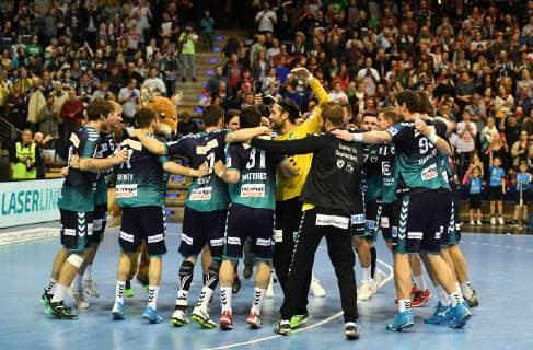 Die Füchse-Mnnschaft mit Silvio Heinevetter (Torwart Füchse), jubelt mit einem Kreisel nach dem Spiel Füchse Berlin-DEN Aalborg Handbold EHF Cup, 2013 2014, Herren, Männer, men, Handball, Deutschland, Germany, Max-Schmeling-Halle Berlin, 25.11.2018