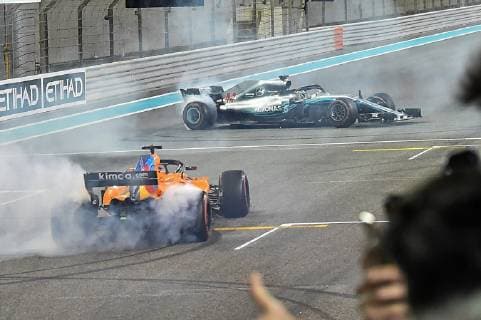 25.11.2018, xekx, Formel 1 FIA, Großer Preis von Abu Dhabi - 2018 Rennen emspor, Dounats von Fernando Alonso (ESP 14), McLaren Honda (letztes F1 Rennen), (hinten) Sieger Lewis Hamilton (GBR 44), Mercedes AMG Petronas Motorsport (DFL DFB REGULATIONS PROHIBIT ANY USE OF PHOTOGRAPHS as IMAGE SEQUENCES and or QUASI-VIDEO) Abu Dhabi