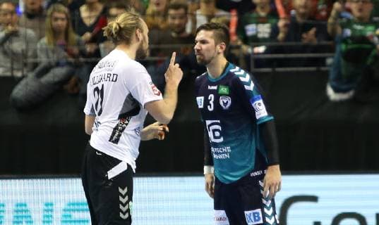 25.11.2018, Handball - EHF-Pokal - 3.Runde - 6.Spieltag - Fuechse Berlin - Aalborg Handbold Bild: Taetigkeit Henrik Mollgaard Jensen (Aalborg Handbold) gegen Fabian Wiede (Fuechse Berlin) Handball - EHF-Pokal - 3.Runde - 6.Spieltag - Fuechse Berlin - Aalborg Handbold