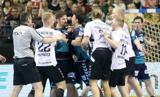 Sport Bilder des Tages 25.11.2018, Handball - EHF-Pokal - 3.Runde - 6.Spieltag - Fuechse Berlin - Aalborg Handbold Bild: Unruhe nach Taetigkeit Henrik Mollgaard Jensen (Aalborg Handbold) gegen Fabian Wiede (Fuechse Berlin) Handball - EHF-Pokal - 3.Runde - 6.Spieltag - Fuechse Berlin - Aalborg Handbold