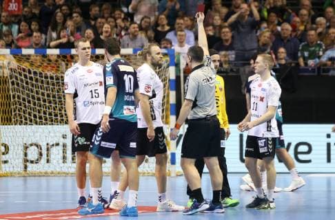 25.11.2018, Handball - EHF-Pokal - 3.Runde - 6.Spieltag - Fuechse Berlin - Aalborg Handbold Bild: Rote Karte nach Taetigkeit von Henrik Mollgaard Jensen (Aalborg Handbold) gegen Fabian Wiede (Fuechse Berlin) Handball - EHF-Pokal - 3.Runde - 6.Spieltag - Fuechse Berlin - Aalborg Handbold
