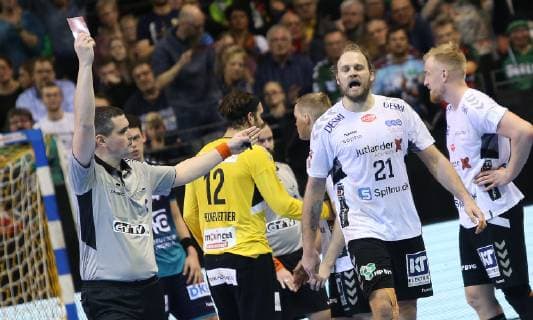 25.11.2018, Handball - EHF-Pokal - 3.Runde - 6.Spieltag - Fuechse Berlin - Aalborg Handbold Bild: Rote Karte nach Taetigkeit von Henrik Mollgaard Jensen (Aalborg Handbold) Handball - EHF-Pokal - 3.Runde - 6.Spieltag - Fuechse Berlin - Aalborg Handbold