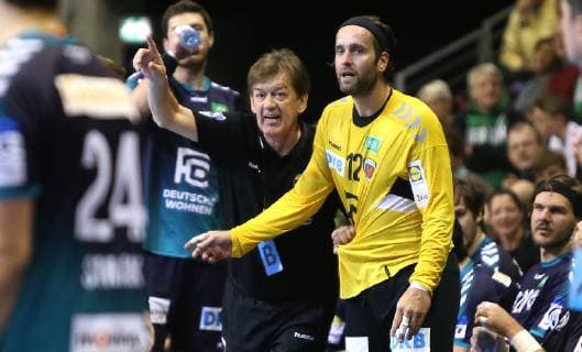 25.11.2018, Handball - EHF-Pokal - 3.Runde - 6.Spieltag - Fuechse Berlin - Aalborg Handbold Bild: Trainer Velimir Petkovic (Fuechse Berlin), Silvio Heinevetter (Fuechse Berlin) Handball - EHF-Pokal - 3.Runde - 6.Spieltag - Fuechse Berlin - Aalborg Handbold