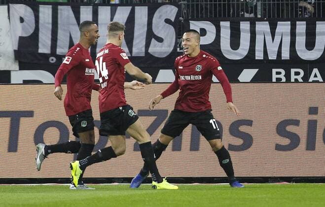 Mönchengladbach, Borussiapark, 25.11.18: Shou Bobby Wood (Hannover 96) (R) schiesst das 1:0 Tor und jubelt mit Niclas Füllkrug (Hannover 96) im Spiel der 1. Bundesliga zwischen Borussia Mönchengladbach vs. Hannover 96 in der Saison 2018 2019. DFL regulations prohibit any use of photographs as image sequences and or quasi-video. *** Mönchengladbach Borussiapark 25 11 18 Shou Bobby Wood Hannover 96 R scores the 1 0 goal and cheers with Niclas Füllkrug Hannover 96 in the game of the 1 Bundesliga between Borussia Mönchengladbach vs. Hannover 96 in the season 2018 2019 DFL regulations prohibit any use of photographs as image sequences and or quasi video