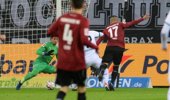 Fussball, Bundesliga, Deutschland, Herren, Saison 2018 2019, 12. Spieltag, Borussia Park Mönchengladbach, Bor. Mönchengladbach, BMG (weiss) - Hannover 96 (rot); Blitzstart, Shou Bobby Wood (H96) erzielt das 0:1 gegen Yann Sommer (BMG). Aktion DFL REGULATIONS PROHIBIT ANY USE OF PHOTOGRAPHS AS IMAGE SEQUENCES AND OR QUASI-VIDEO. *** Soccer Bundesliga Germany Men Season 2018 2019 12 Matchday Borussia Park Mönchengladbach Bor Mönchengladbach BMG white Hanover 96 red Blitzstart Shou Bobby Wood H96 scores 0 1 against Yann Sommer BMG Action DFL REGULATIONS PROHIBIT ANY USE OF PHOTOGRAPHS AS IMAGE SEQUENCES AND OR QUASI VIDEO