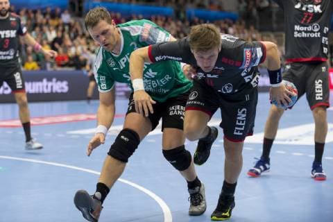 Benjamin Jakobsen (3) fra Skjern Haandbold og Lasse Svan (11) fra SG Flensburg-Handewitt under Champions League gruppekampen i herrehaandbold mellem Skjern Haandbold og SG Flensburg-Handewitt i Skjern Bank Arena i Skjern, soendag den 25. november 2018. , Skjern  Copyright: MadsxDalegaardx cop109 spdk20181125-185414-L