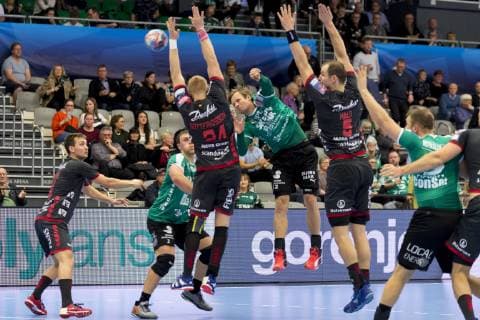 Kasper Soendergaard (22) fra Skjern Haandbold skyder paa maal, mens Jim Gottfridsson (24) og Simon Hald (5) daekker op, under Champions League gruppekampen i herrehaandbold mellem Skjern Haandbold og SG Flensburg-Handewitt i Skjern Bank Arena i Skjern, soendag den 25. november 2018. , Skjern  Copyright: MadsxDalegaardx cop109 spdk20181125-185434-L