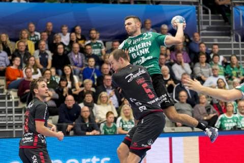 Eivind Tangen (25) fra Skjern Haandbold skyder paa maal mens Simon Hald (5) fra SG Flensburg-Handewitt forsoeger at stoppe ham, under Champions League gruppekampen i herrehaandbold mellem Skjern Haandbold og SG Flensburg-Handewitt i Skjern Bank Arena i Skjern, soendag den 25. november 2018. , Skjern Denmark  Copyright: MadsxDalegaardx cop109 spdk20181125-185651-L
