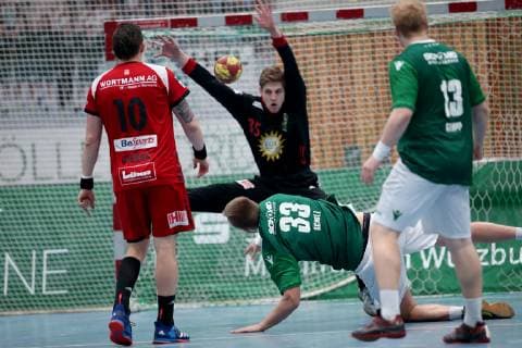 Deutschland, Würzburg, s.Oliver Arena, 25.11.2018, Handball - 2. Bundesliga - DJK Rimpar Woelfe - TuS N-Luebbecke Bild: v. l. Lukasz Gierak (TuS Lübbecke, 10), Torwart Joel Birlehm (TuS Lübbecke, 35), Michael Schulz (DJK Rimpar Wölfe, 33) und Patrick Gempp (DJK Rimpar Wölfe, 13) Copyright: HMBxMedia xHeikoxBecker