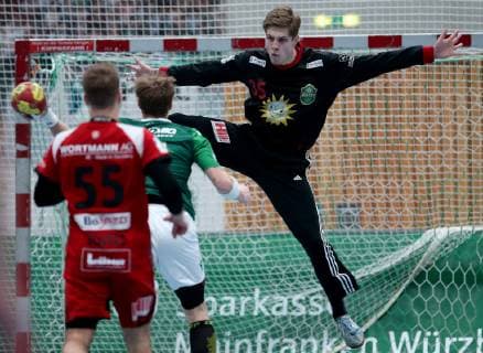 Deutschland, Würzburg, s.Oliver Arena, 25.11.2018, Handball - 2. Bundesliga - DJK Rimpar Woelfe - TuS N-Luebbecke Bild: v. l. Kenji Hövels (TuS Lübbecke, 55), Benedikt Brielmeier (DJK Rimpar Wölfe, 43) und Torwart Joel Birlehm (TuS Lübbecke, 35) Copyright: HMBxMedia xHeikoxBecker