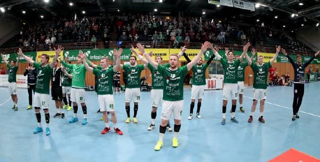 Sport Bilder des Tages Deutschland, Würzburg, s.Oliver Arena, 25.11.2018, Handball - 2. Bundesliga - DJK Rimpar Woelfe - TuS N-Luebbecke Bild: v. l. Die Mannschaft feiert mit den Fans den Sieg Copyright: HMBxMedia xHeikoxBecker