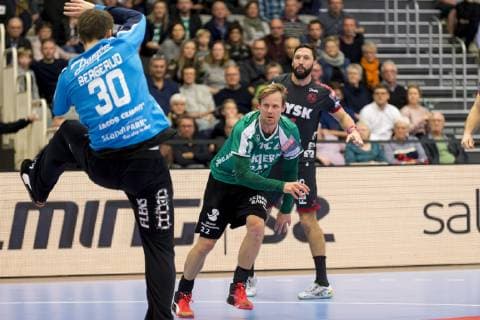 Kasper Soendergaard (22) fra Skjern Haandbold skyder paa maal, paa maalvogter Torbjoern Bergerud (30) fra SG Flensburg-Handewitt under Champions League gruppekampen i herrehaandbold mellem Skjern Haandbold og SG Flensburg-Handewitt i Skjern Bank Arena i Skjern, soendag den 25. november 2018. , Skjern  Copyright: MadsxDalegaardx cop109 spdk20181125-190112-L