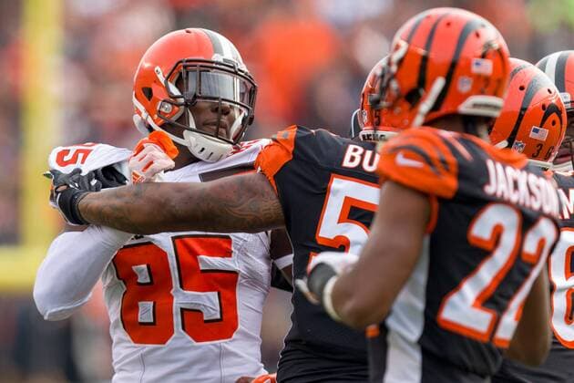 November 25th, 2018: Cleveland Browns tight end David Njoku (85) gets in an altercation with Cincinnati Bengals outside linebacker Vontaze Burfict (55) in a game between the Cleveland Browns and the Cincinnati Bengals on November 25, 2018 at Paul Brown Stadium in Cincinnati, OH. CSM. NFL American Football Herren USA 2018: Browns vs Bengals NOV 25 - ZUMAc04_ 20181125_zaf_c04_079 Copyright: xAdamxLacyx