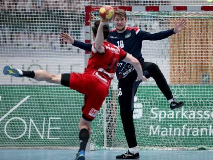 Deutschland, Würzburg, s.Oliver Arena, 25.11.2018, Handball - 2. Bundesliga - DJK Rimpar Woelfe - TuS N-Luebbecke Bild: v. l. Peter Strosack (TuS Lübbecke, 14) und Torwart Andreas Wieser (DJK Rimpar Wölfe, 16) Copyright: HMBxMedia xHeikoxBecker