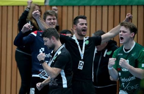 Deutschland, Würzburg, s.Oliver Arena, 25.11.2018, Handball - 2. Bundesliga - DJK Rimpar Woelfe - TuS N-Luebbecke Bild: v. l. Jubel auf der Wölfe Bank Copyright: HMBxMedia xHeikoxBecker