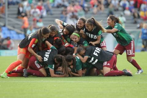 Mexico s players celebrates the victory, during the quarter-final match of the U-17 Women s World Cup between Mexico and Ghana, at the Charrua stadium in Montevideo, Uruguay, 25 November 2018. Mexico vs Ghana !ACHTUNG: NUR REDAKTIONELLE NUTZUNG!  Copyright: xFedericoxAnfittix AME529 20181125-636787857165911601