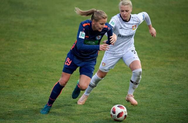 Fussball Frauen 1.Bundesliga 25.11.2018 Potsdam Karl Liebknecht Stadion 1 FFC Turbine Potsdam geg Bayer 04 Leverkusen 3 : 0 Lena PETERMANN 29 Turbine geg Merle BARTH 9 Leverkusen Foto camera 4 Eberhard Thonfeld *** football women 1 Bundesliga 25 11 2018 Potsdam Karl Liebknecht stadium 1 FFC turbine Potsdam geg Bayer 04 Leverkusen 3 0 Lena PETERMANN 29 turbine geg Merle BARTH 9 Leverkusen photo camera 4 Eberhard Thonfeld