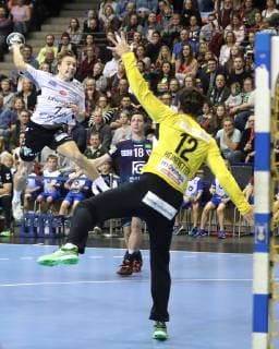 25.11.2018, Handball - EHF-Pokal - 3.Runde - 6.Spieltag - Fuechse Berlin - Aalborg Handbold Bild: Frederik Bech Jensen (Aalborg Handbold) gegen Silvio Heinevetter (Fuechse Berlin) Handball - EHF-Pokal - 3.Runde - 6.Spieltag - Fuechse Berlin - Aalborg Handbold