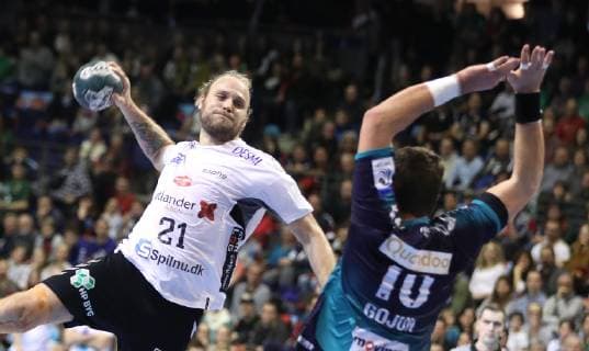 25.11.2018, Handball - EHF-Pokal - 3.Runde - 6.Spieltag - Fuechse Berlin - Aalborg Handbold Bild: Henrik Mollgaard Jensen (Aalborg Handbold) gegen Jakov Gojun (Fuechse Berlin) Handball - EHF-Pokal - 3.Runde - 6.Spieltag - Fuechse Berlin - Aalborg Handbold