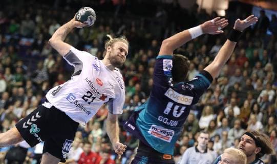 25.11.2018, Handball - EHF-Pokal - 3.Runde - 6.Spieltag - Fuechse Berlin - Aalborg Handbold Bild: Henrik Mollgaard Jensen (Aalborg Handbold) gegen Jakov Gojun (Fuechse Berlin) Handball - EHF-Pokal - 3.Runde - 6.Spieltag - Fuechse Berlin - Aalborg Handbold