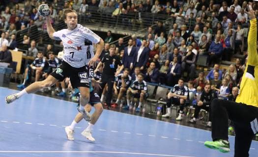 25.11.2018, Handball - EHF-Pokal - 3.Runde - 6.Spieltag - Fuechse Berlin - Aalborg Handbold Bild: Frederik Bech Jensen (Aalborg Handbold) gegen Silvio Heinevetter (Fuechse Berlin) Handball - EHF-Pokal - 3.Runde - 6.Spieltag - Fuechse Berlin - Aalborg Handbold
