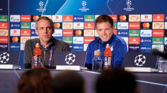 v.li.: Holger Kliem (Leiter Medien und Kommunikation, Hoffenheim), Julian Nagelsmann (Trainer, Cheftrainer, Hoffenheim), bei der Pressekonferenz, PK, press conference PK Pressekonferenz Pressetermin, Medientermin, Freude, freundlich, fröhlich, strahlend, optimistisch, Fussball, UEFA Champions League, Pressekonferenz TSG 1899 Hoffenheim,
