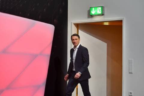 Niko KOVAC (Trainer Bayern Muenchen), kommt durch eine Tuer -ueber ihm haengt ein Lampe NOTAUGANG, Einzelbild,angeschnittenes Einzelmotiv,Halbfigur,halbe Figur. Pressekonferenz FC Bayern Muenchen vor dem Champions League Spiel gegen Benfica Lissabon, Fussball,am 26.11.2018,.