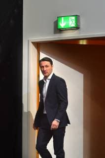 Niko KOVAC (Trainer Bayern Muenchen), kommt durch eine Tuer -ueber ihm haengt ein Lampe NOTAUGANG, Einzelbild,angeschnittenes Einzelmotiv,Halbfigur,halbe Figur. Pressekonferenz FC Bayern Muenchen vor dem Champions League Spiel gegen Benfica Lissabon, Fussball,am 26.11.2018,.