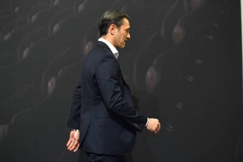 Niko KOVAC (Trainer Bayern Muenchen), verlaesst das Podium,Abgang. Einzelbild,angeschnittenes Einzelmotiv,Halbfigur,halbe Figur. Pressekonferenz FC Bayern Muenchen vor dem Champions League Spiel gegen Benfica Lissabon, Fussball,am 26.11.2018,.