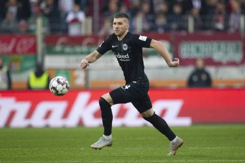 Ante REBIC ( 4, F). Fussball, FC Augsburg (A) - Eintracht Frankfurt (F) 1:3, Bundesliga, 12.Spieltag, Saison 2018 2019, am 24.11.2018 in Augsburg W W K A R E N A Deutschland. Redaktionshinweis: DFL regulations prohibit any use of photographs as image sequences and or quasi-video. Â