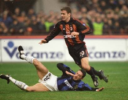 Oliver Bierhoff in Aktion mit Ze Elias von Inter Mailand im Trikot des AC Milan Oliver Bierhoff in Aktion mit Ze Elias von Inter Mailand im Trikot des AC Milan