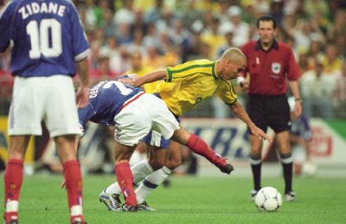 Ronaldo (re ) gegen Deschamps in Aktion bei dem Finale der Fußball WM 1998 in Paris. Ronaldo (re ) gegen Deschamps in Aktion bei dem Finale der Fußball WM 1998 in Paris. *** Ronaldo re against Deschamps in action at the final of the 1998 Football World Cup in Paris Ronaldo re against Deschamps in action at the final of the 1998 Football World Cup in Paris