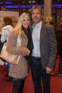 Sportmanager Duanne Moeser (Augsburger Panther) mit Ehefrau Christine, Kino-Premiere, Mehr als nur 90 Minuten, Fussball, Veranstaltung, 26.11.2018 Augsburg Bayern Deutschland