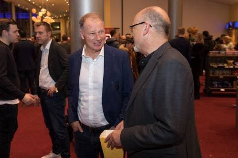 Geschaeftsfuehrer Stefan Reuter (FC Augsburg) im Gespraech mit Gaesten, Kino-Premiere, Mehr als nur 90 Minuten, Fussball, Veranstaltung, 26.11.2018 Augsburg Bayern Deutschland