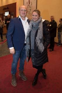 Mannschaftsarzt Dr. Peter Stiller (FC Augsburg) mit Ehefrau, Kino-Premiere, Mehr als nur 90 Minuten, Fussball, Veranstaltung, 26.11.2018 Augsburg Bayern Deutschland