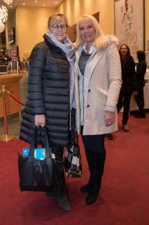 links Vorstandsmitglied Cornelia Kollmer (Stadtsparkasse Augsburg) mit Begleitung, Kino-Premiere, Mehr als nur 90 Minuten, Fussball, Veranstaltung, 26.11.2018 Augsburg Bayern Deutschland