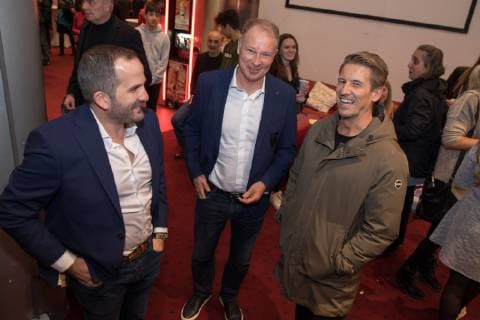 l-r: Chef-Trainer Manuel Baum (FC Augsburg), Geschaeftsfuehrer Stefan Reuter (FC Augsburg) uns Sky Reporter, Kino-Premiere, Mehr als nur 90 Minuten, Fussball, Veranstaltung, 26.11.2018 Augsburg Bayern Deutschland