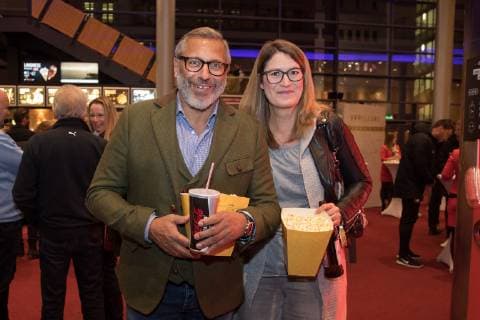 Ex-Fussballer Jimmy Hartwig mit Frau, Kino-Premiere, Mehr als nur 90 Minuten, Fussball, Veranstaltung, 26.11.2018 Augsburg Bayern Deutschland