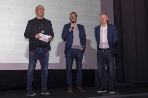 l-r: Stadionsprecher Rolf Stoermann (FC Augsburg), Geschaeftsfuehrer Finanzen Michael Stroell (FC Augsburg), Geschaeftsfuehrer Stefan Reuter (FC Augsburg), Kino-Premiere, Mehr als nur 90 Minuten, Fussball, Veranstaltung, 26.11.2018 Augsburg Bayern Deutschland
