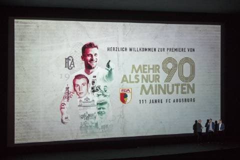 l-r: Stadionsprecher Rolf Stoermann (FC Augsburg), Geschaeftsfuehrer Finanzen Michael Stroell (FC Augsburg), Geschaeftsfuehrer Stefan Reuter (FC Augsburg), Kino-Premiere, Mehr als nur 90 Minuten, Fussball, Veranstaltung, 26.11.2018 Augsburg Bayern Deutschland